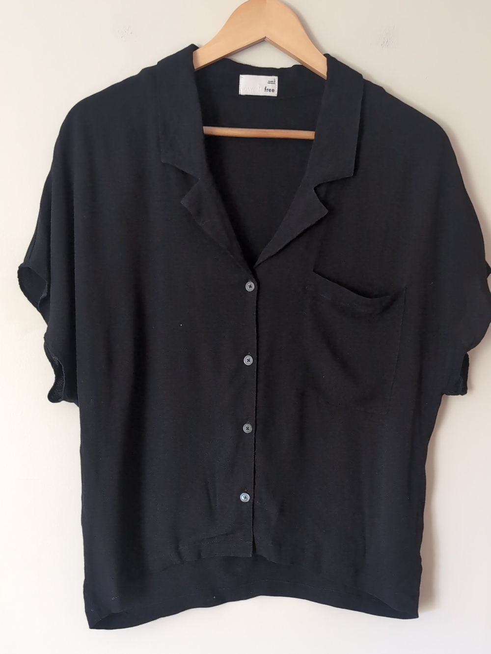 Aritzia Wilfred Free Shawna Black Crepe Short Sleeve Boxy Button Down Size Large